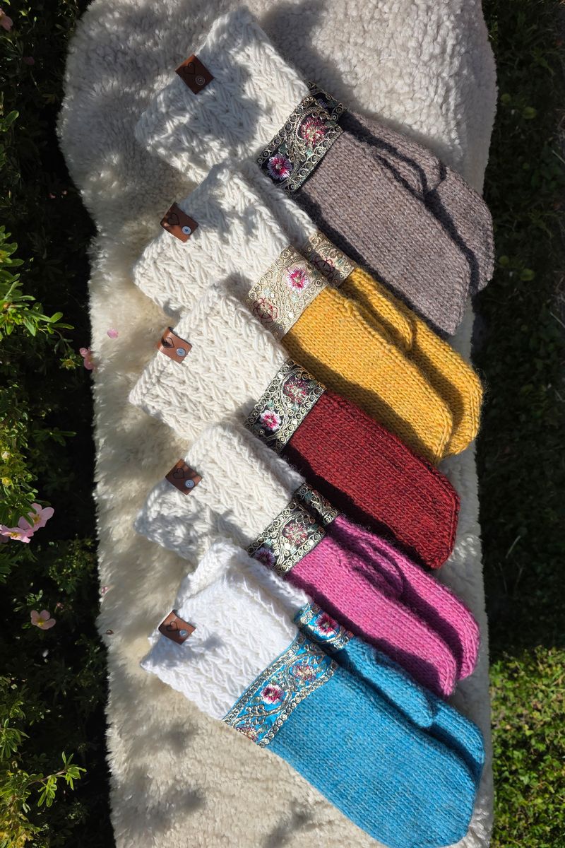 Benedictes Pyntevotter Oker fra Knit by Ruth