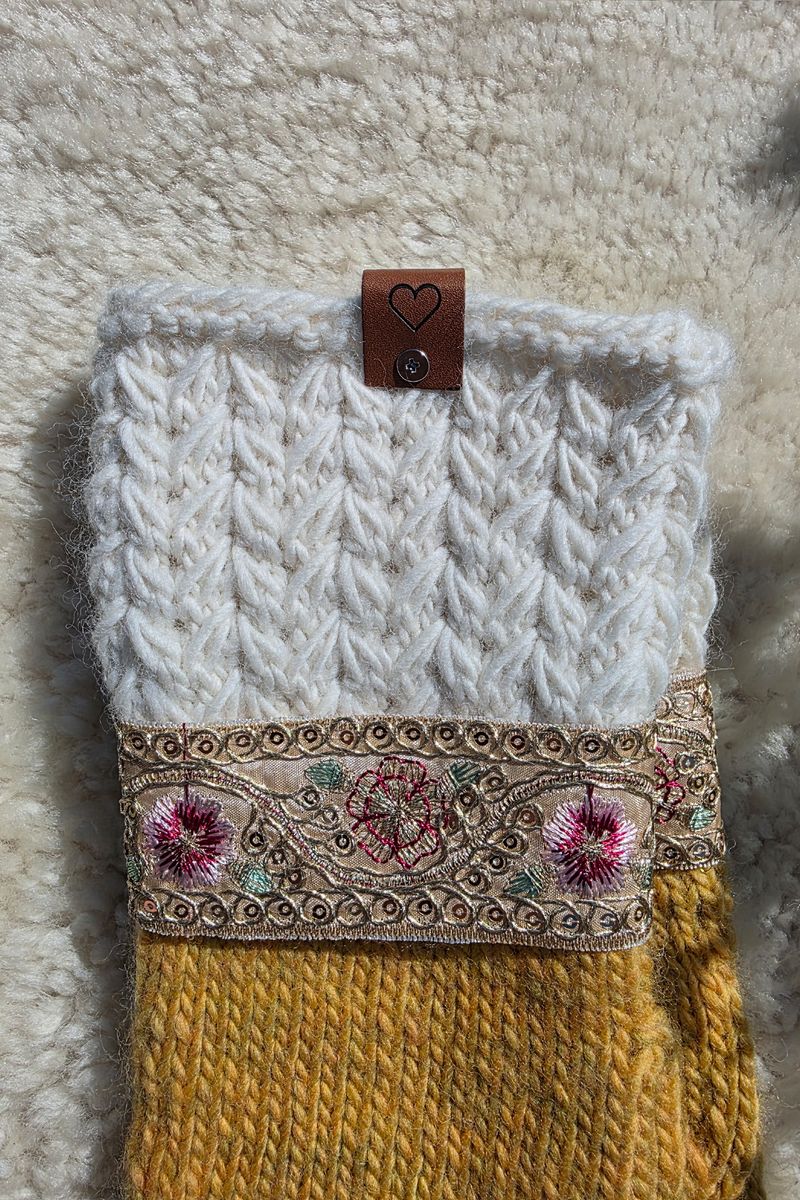 Benedictes Pyntevotter Oker fra Knit by Ruth