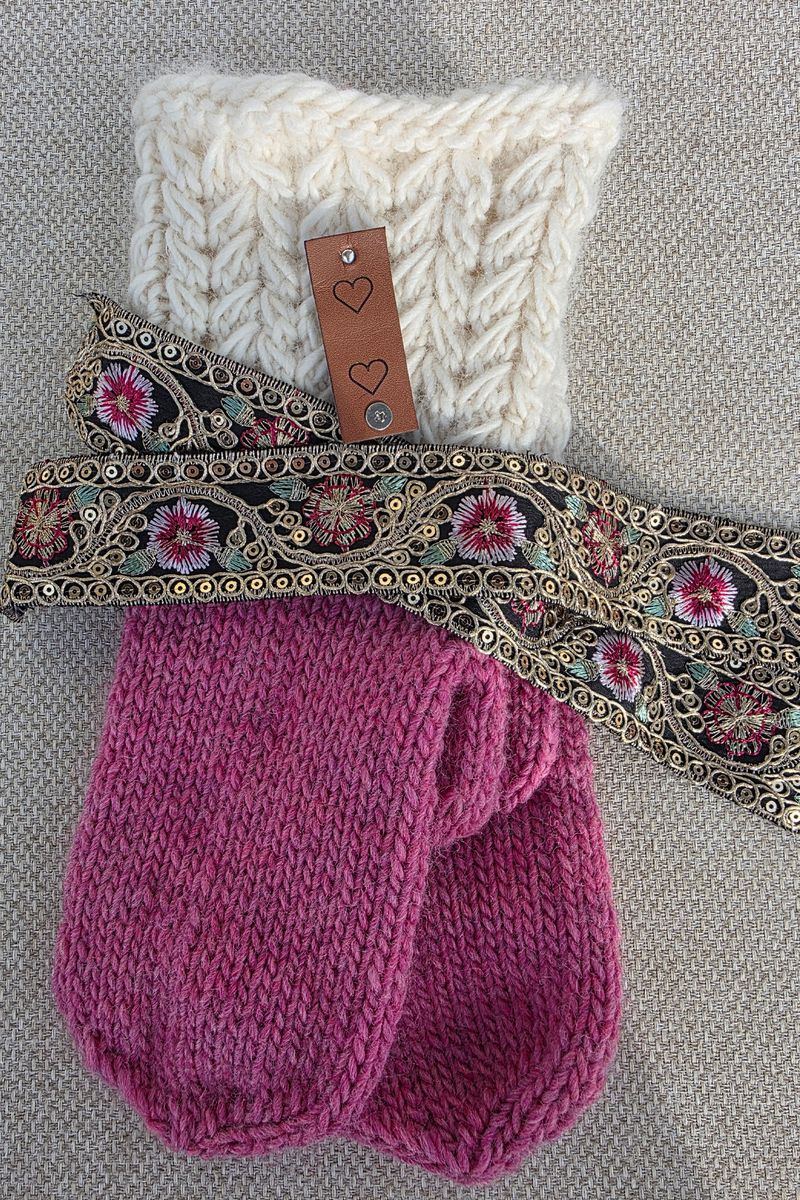 Benedictes Pyntevotter Cerise fra Knit by Ruth